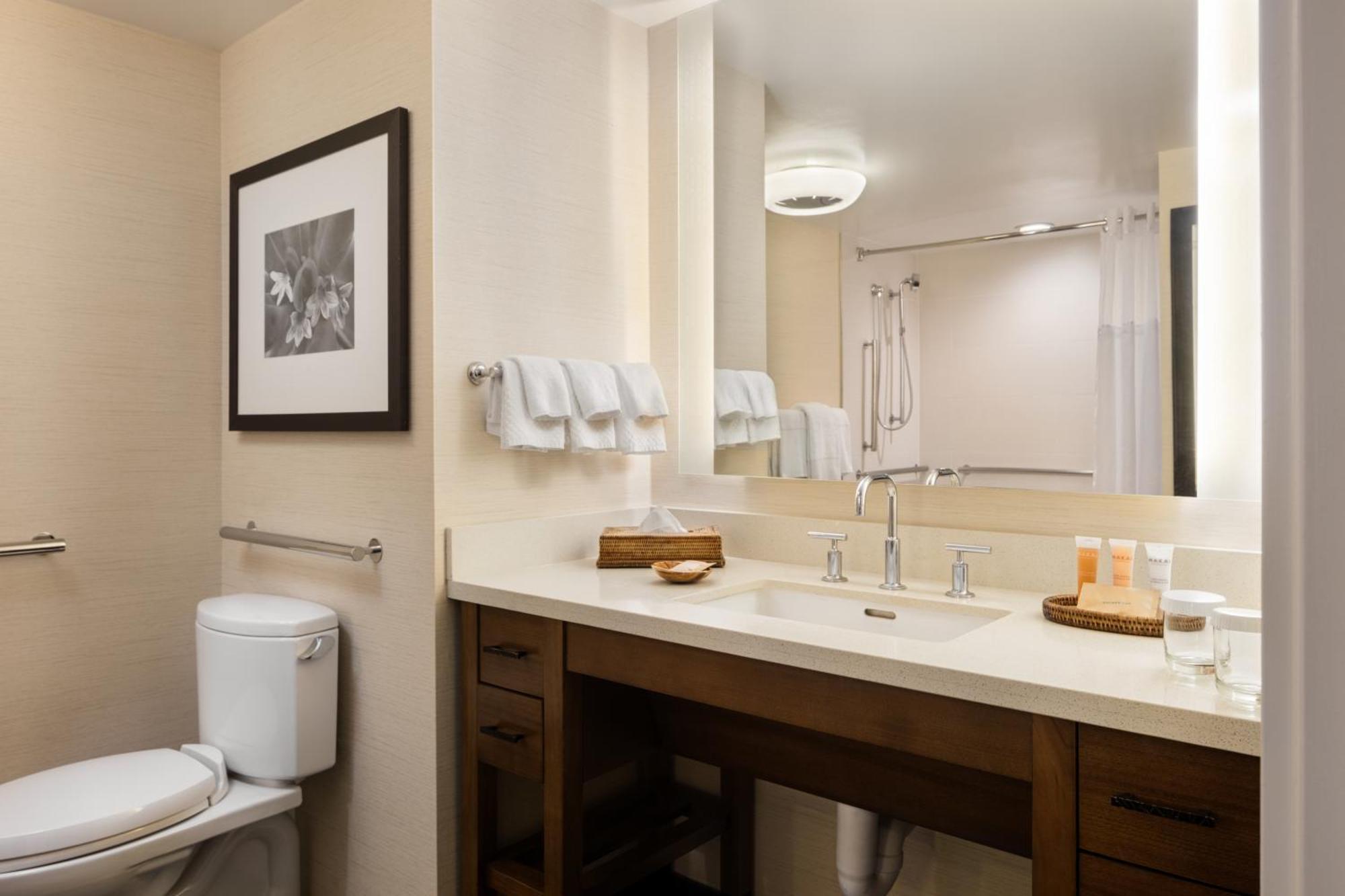 Queen Room with Two Queen Beds, Bath Tub and Ocean View - Mobility Access